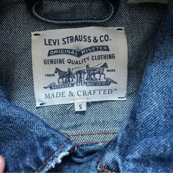 Levi's Rose Floral Denim Jacket Size Small - Picture 3 of 10